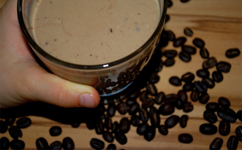 Faire un délicieux yaourt café à la yaourtière